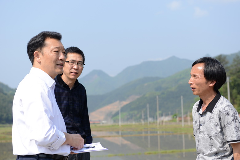 2014年4月18日廖俊波外屯洋屯村調(diào)研 (8)_調(diào)整大小.JPG