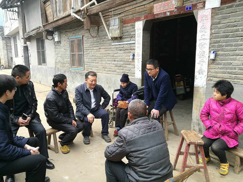 廖俊波到建陽區小湖鎮慰問貧困戶，和貧困戶親切交談。_調整大小.jpg