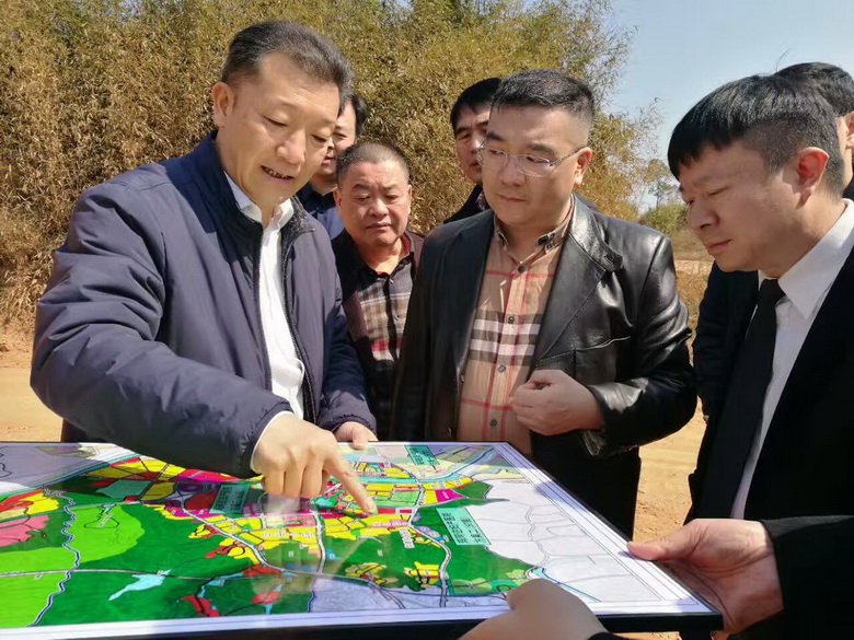 廖俊波向前來考察的客商介紹武夷新區發展規劃_調整大小.jpg